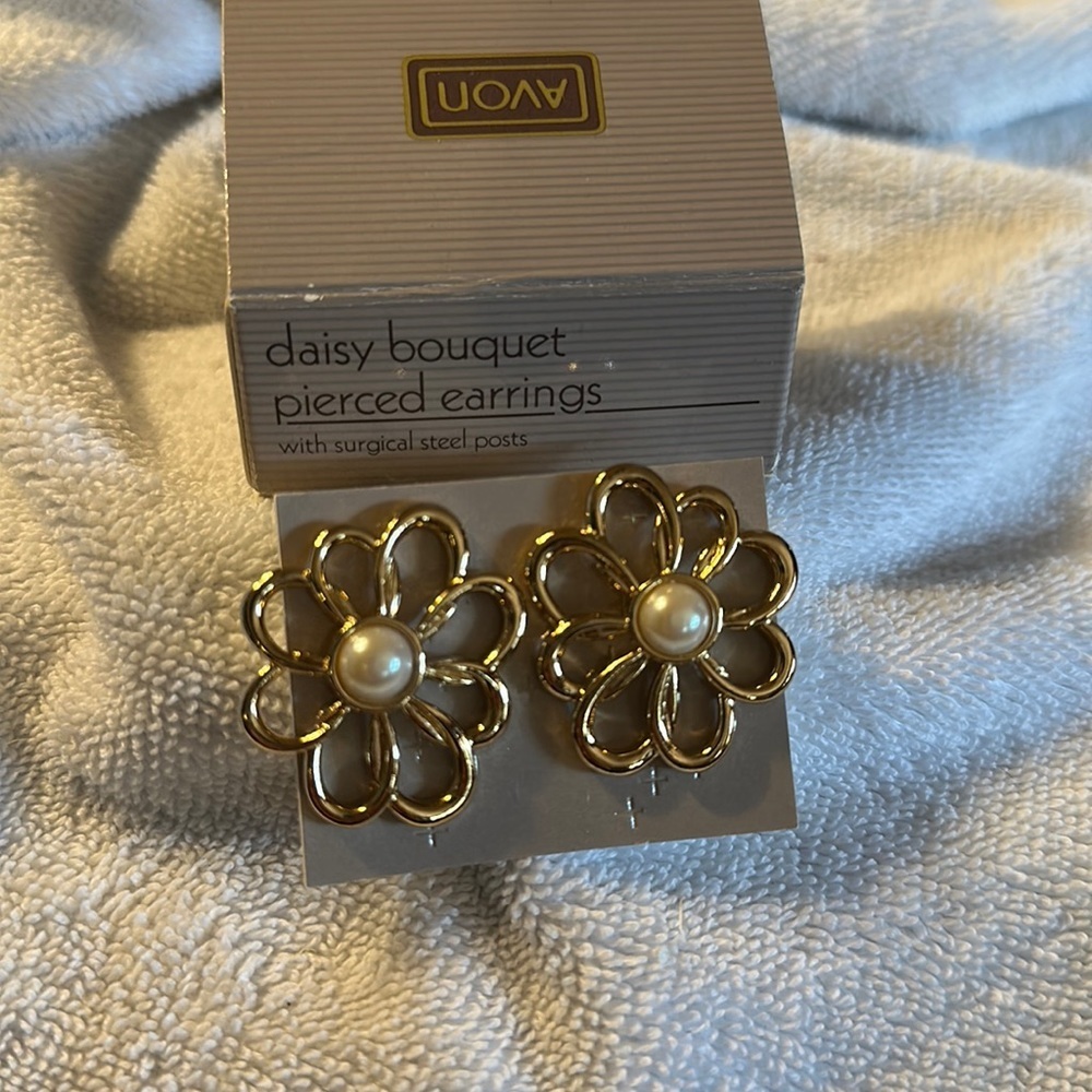 Avon Vintage 1990 Daisy Bouquet Earrings Gold / Pearlesque Earrings